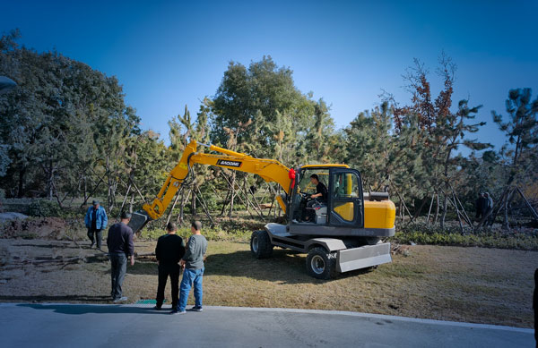 寶鼎輪式挖掘機綠化園林.jpg 寶鼎輪式挖掘機綠化園林.jpg
