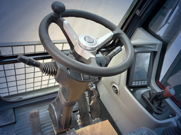 輪式挖掘駕駛室.jpg 輪式挖掘駕駛室.jpg