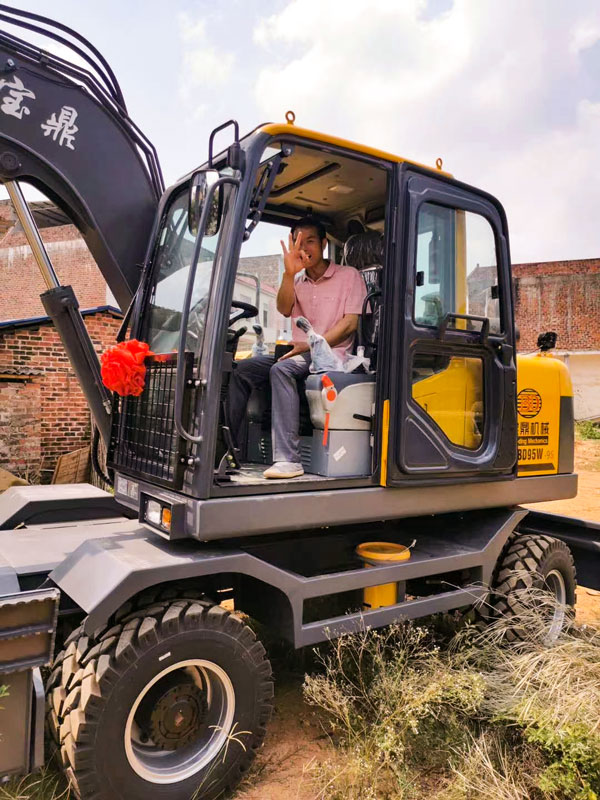 寶鼎輪式挖掘機試駕用戶.jpg 寶鼎輪式挖掘機試駕用戶.jpg