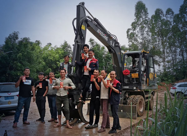 寶鼎輪式挖掘機.jpg 寶鼎輪式挖掘機.jpg