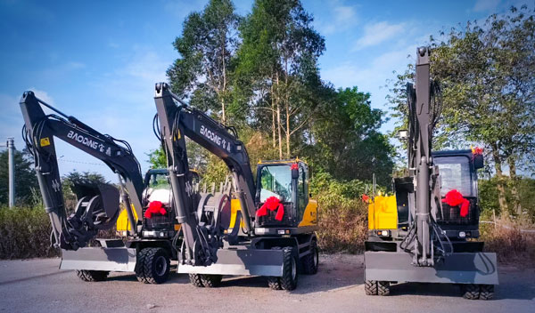 寶鼎多功能輪式挖掘機(jī).jpg 寶鼎多功能輪式挖掘機(jī).jpg