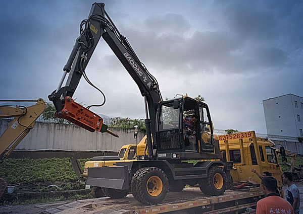 寶鼎輪式挖掘機破碎錘款.jpg 寶鼎輪式挖掘機破碎錘款.jpg