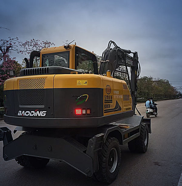 便利的寶鼎輪式挖掘機.jpg 便利的寶鼎輪式挖掘機.jpg