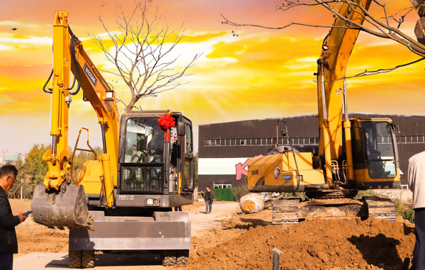 寶鼎80輪式挖掘機市場做工現場.jpg 寶鼎80輪式挖掘機市場做工現場.jpg