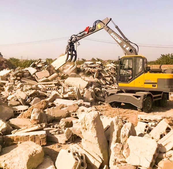 抓木機清理回收建筑垃圾.jpg 抓木機清理回收建筑垃圾.jpg