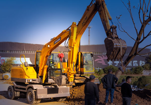 寶鼎80輪式挖掘機綠化工程.jpg 寶鼎80輪式挖掘機綠化工程.jpg