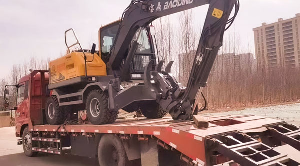 寶鼎輪式挖掘機發車現場.jpg 寶鼎輪式挖掘機發車現場.jpg