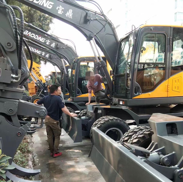 客戶輪式挖掘機選車.jpg 客戶輪式挖掘機選車.jpg