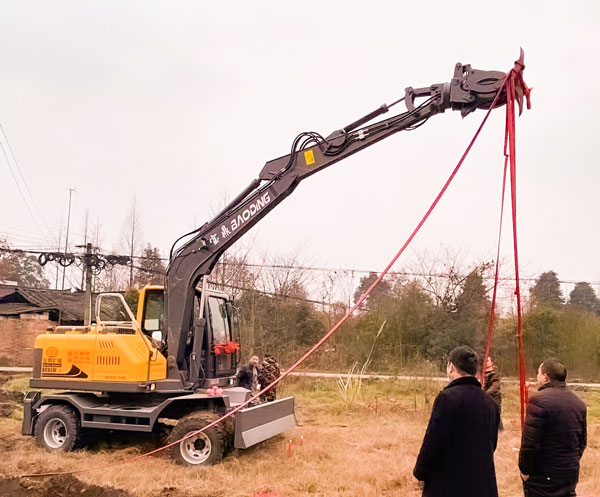 寶鼎輪式挖掘機抓木機.jpg 寶鼎輪式挖掘機抓木機.jpg