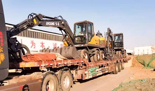 寶鼎輪式挖掘機發車現場.jpg 寶鼎輪式挖掘機發車現場.jpg