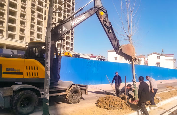 寶鼎輪式挖掘機綠化作業.jpg 寶鼎輪式挖掘機綠化作業.jpg