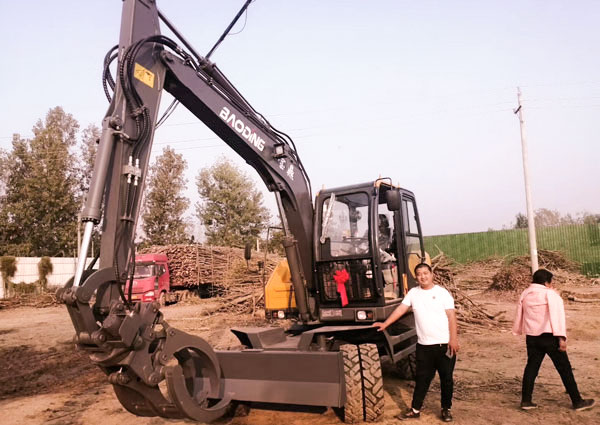 寶鼎多功能輪式挖掘機.jpg 寶鼎多功能輪式挖掘機.jpg