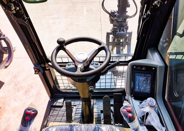 抓鐵機駕駛室.jpg 抓鐵機駕駛室.jpg