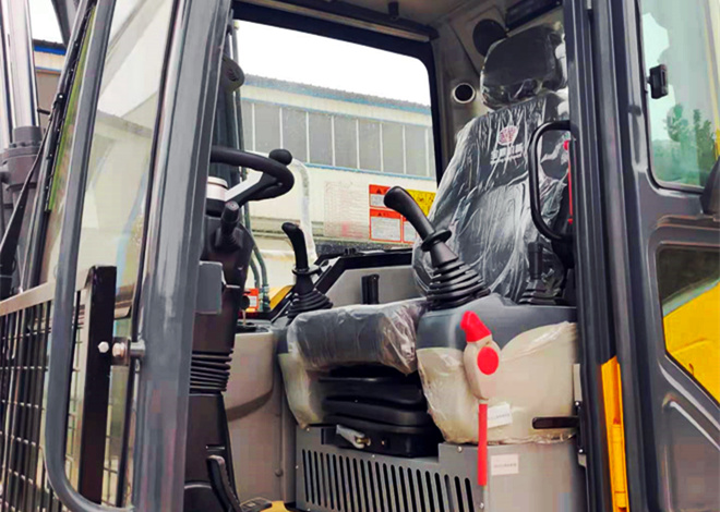 寶鼎95抓木機駕駛室