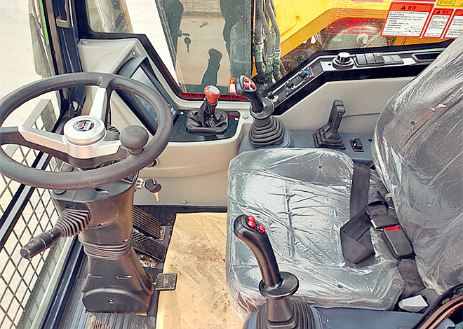 寶鼎105抓木機駕駛室 寶鼎105抓木機駕駛室