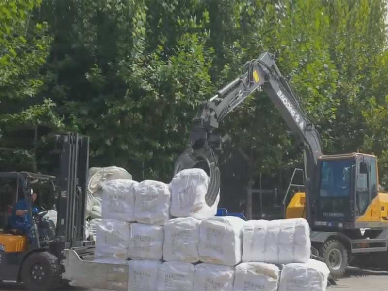 裝卸行業(yè)中遙遙領(lǐng)先的寶鼎抓木機