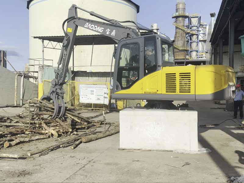 寶鼎固定式電動抓料機.jpg 寶鼎固定式電動抓料機.jpg