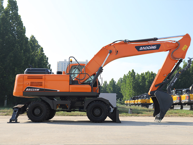 寶鼎225挖掘機.jpg 寶鼎225挖掘機.jpg