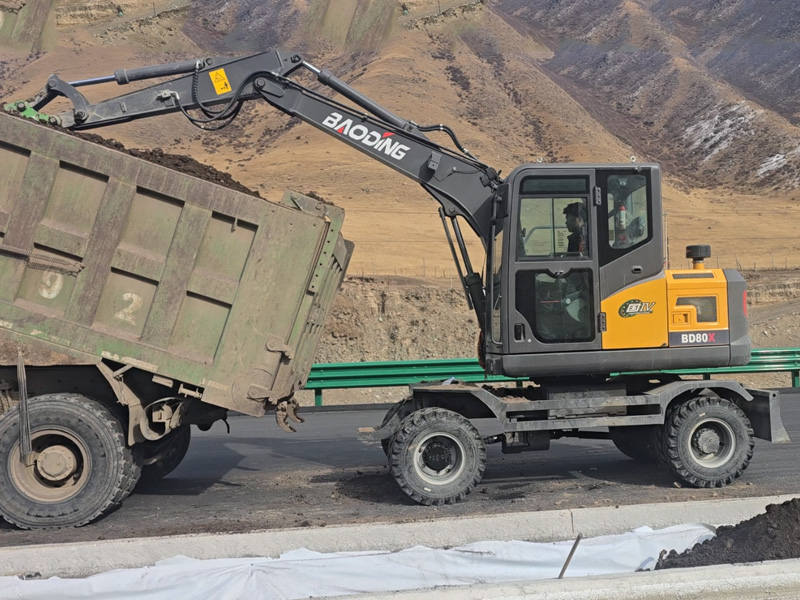 寶鼎80X輪式挖掘機.jpg 寶鼎80X輪式挖掘機.jpg