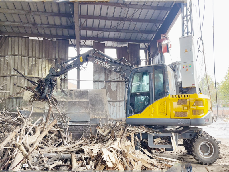 移動寶鼎80電動抓料機,喂料更高效 移動寶鼎80電動抓料機,喂料更高效