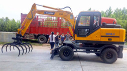 寶鼎小型挖掘機烈日當頭發(fā)車不息,鐵甲征程五湖四海