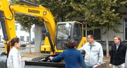 用盡洪荒之力，寶鼎小型挖掘機廠家只為顧客利益大化