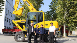 伊朗客戶參觀寶鼎輪式挖掘機(jī)廠家