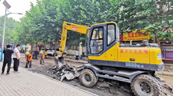 背街小巷綜合整治寶鼎輪式挖掘機(jī)優(yōu)勢突出